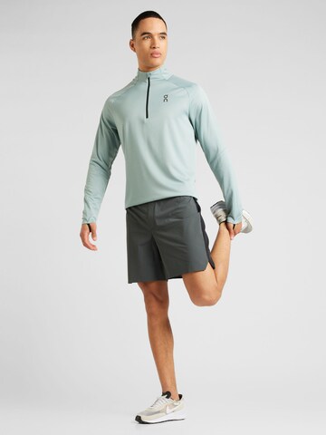 On Regular Sportshorts in Grün