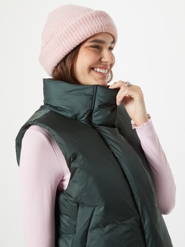 LEVI'S ® Weste 'Pillow Bubble Vest' in Grün