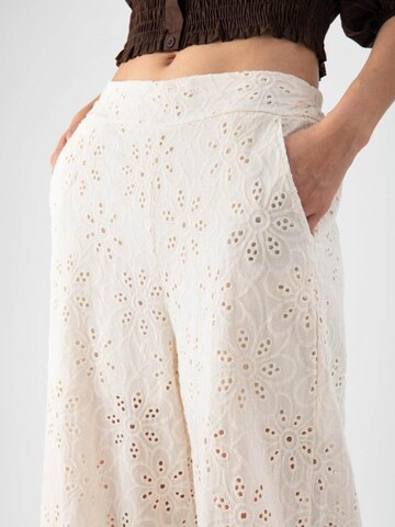 MND Loosefit Housut värissä beige