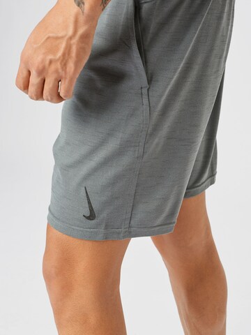 NIKE Regular Sportshorts in Grau