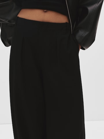 Pull&Bear Wide leg Pleat-front trousers in Black