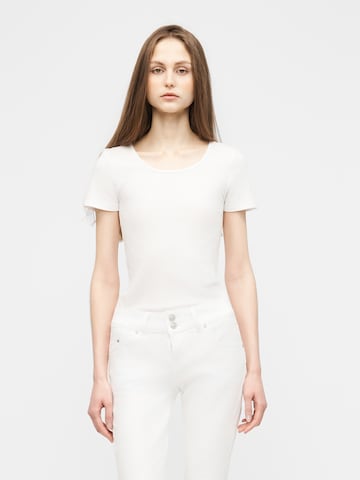 Tricou 'PCKITTE' de la PIECES pe alb: față