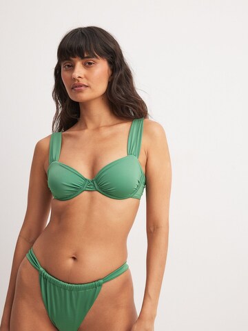 NA-KD T-shirt Bikini Top in Green: front