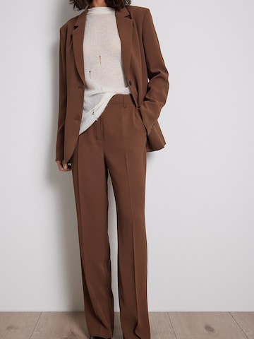 Regular Pantalon à plis NA-KD en marron : devant