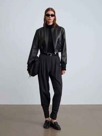 Dilvin Regular Pants in Black: front