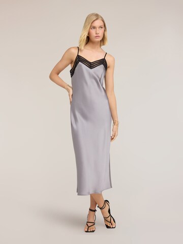 MOTIVI - Vestido en gris