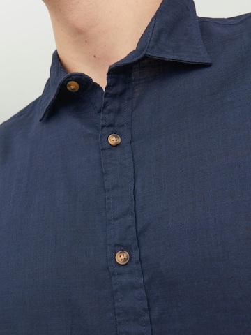 Jack & Jones Plus جينز ضيق الخصر والسيقان قميص بلون أزرق