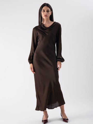 Abito di MND in marrone: frontale