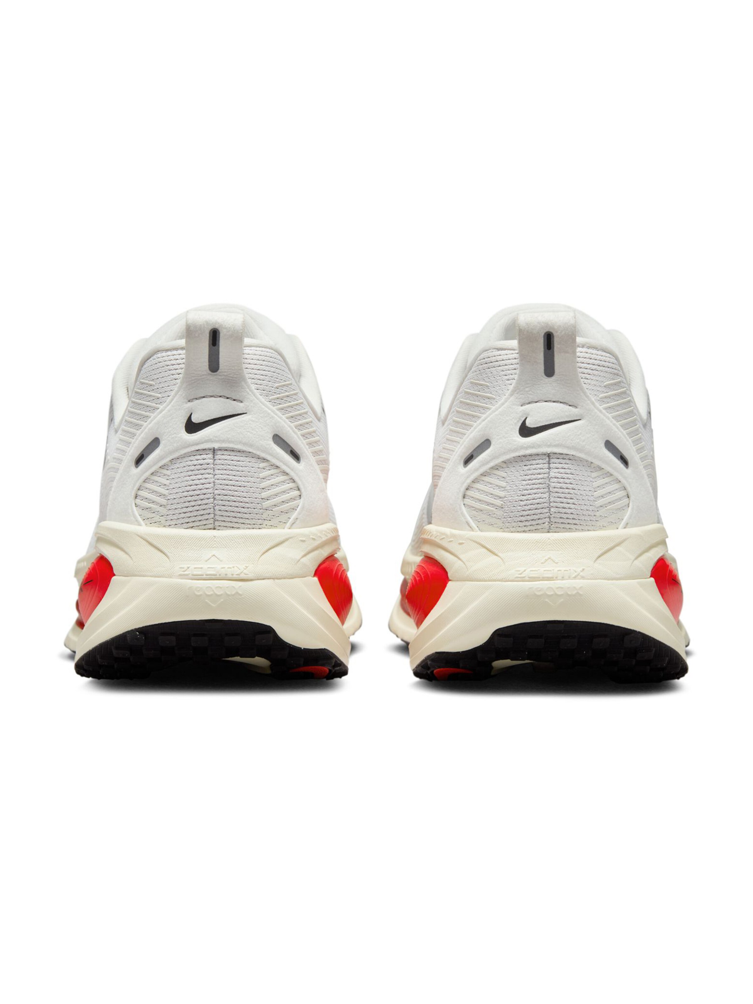 Sneaker de alergat 'Vomero 18' de la NIKE pe alb