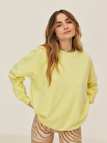 ABOUT YOU x Sofia Tsakiridou - Sweatshirt 'Tilda' em amarelo: frente