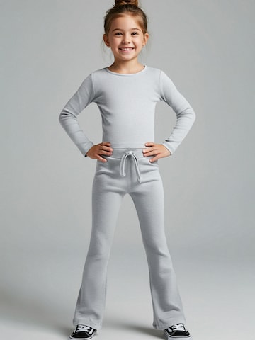 Trendyol - Conjunto en gris: frente