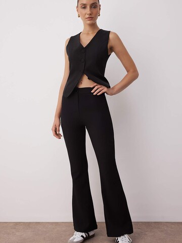 évasé Pantalon Trendyol en noir : devant