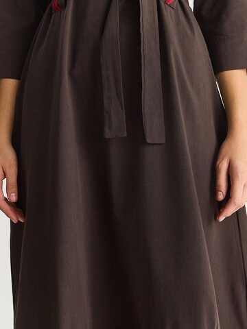 Bianco Lucci - Vestidos camiseiros em castanho