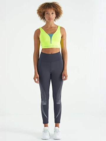Top sportivo di Tommy Life in giallo