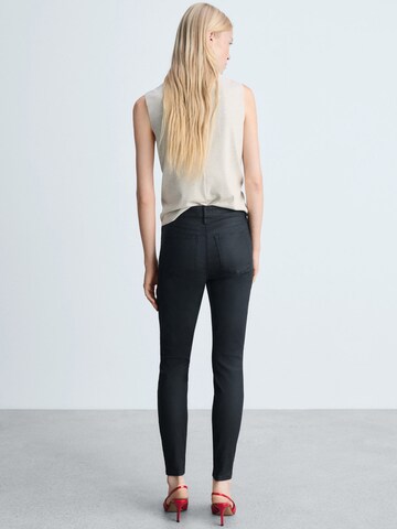 MANGO Slimfit Farkut 'ANNE' värissä musta