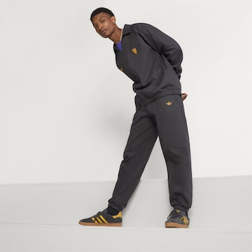 ADIDAS ORIGINALS Loosefit Παντελόνι 'Manchester United Terrace Icons' σε μαύρο