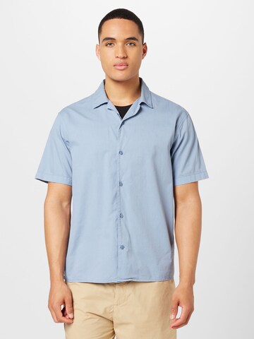 KnowledgeCotton Apparel Regular fit Button Up Shirt in Blue: front