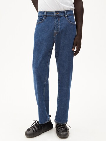 ARMEDANGELS Tapered Jeans 'Aandru' in Blauw: voorkant