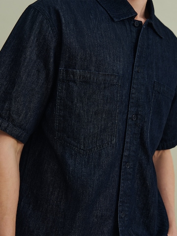 DAN FOX APPAREL Comfort fit Button Up Shirt 'Phil' in Blue