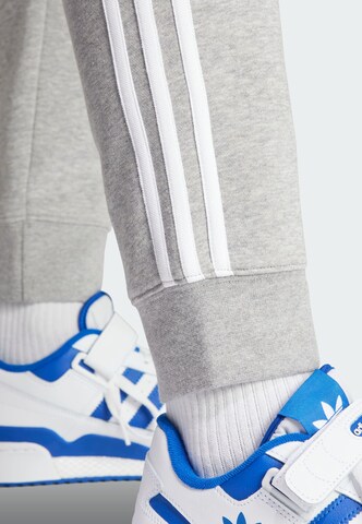ADIDAS ORIGINALS Tapered Παντελόνι 'Adicolor' σε γκρι