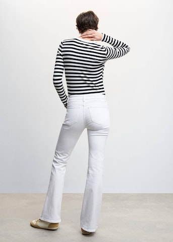 MANGO Rozkloszowany krój Jeansy w kolorze biały