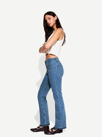 Flared Jeans di Bershka in blu
