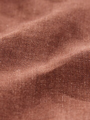 Coupe slim Pantalon à plis Next en marron