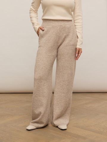 noar studios Baggy Trousers 'COMFY TROUSERS' in Beige: front