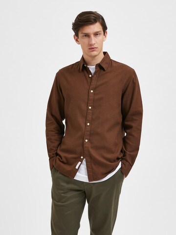 SELECTED HOMME Regular fit Button Up Shirt 'ROBIN' in Brown: front
