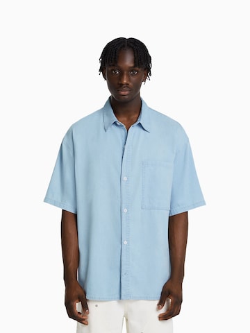 Bershka Comfort fit Button Up Shirt in Blue: front