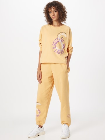 Loosefit Pantaloni sportivi di ADIDAS BY STELLA MCCARTNEY in giallo