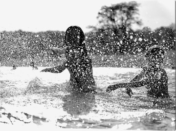 Liv Corday Bild 'Splashing' in Grau: predná strana
