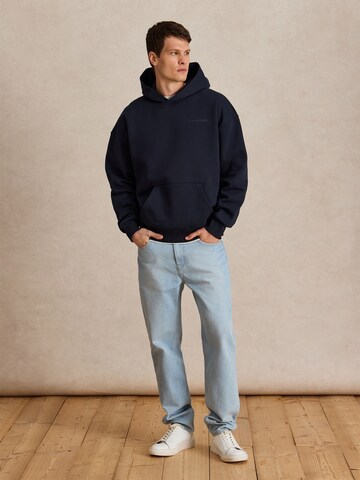 DAN FOX APPAREL Свитшот 'Sebastian' в Синий
