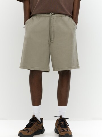 Pull&Bear Loose fit Trousers in Green: front