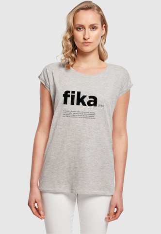 Mister Tee Shirt 'Fika Definition' in Grijs: voorkant