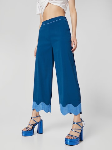 Katy Perry exclusive for ABOUT YOU Bootcut Broek 'Nora' in Blauw: voorkant