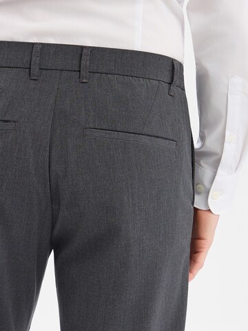 Regular Pantalon à pince Finshley & Harding en gris