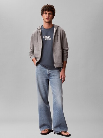 Regular T-Shirt Calvin Klein Jeans en gris