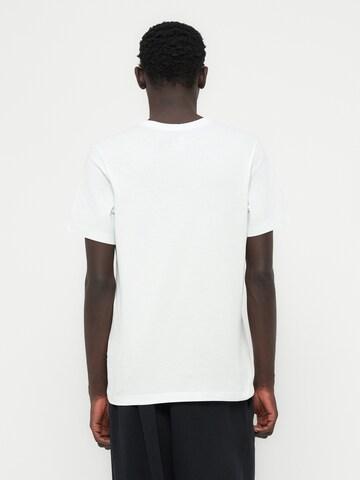 balta Nike Sportswear Standartinis modelis Marškinėliai 'CLUB'