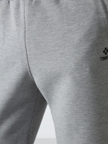 Tommy Life - Skinny Calças de desporto 'Jogginghose' em cinzento