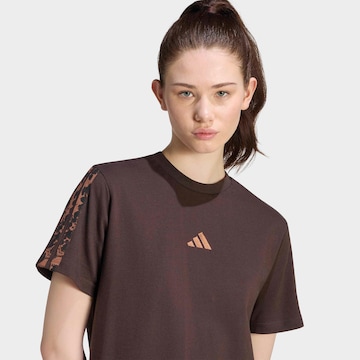 ADIDAS SPORTSWEAR - Camisa funcionais em castanho