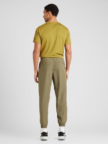 Effilé Pantalon de sport NIKE en vert