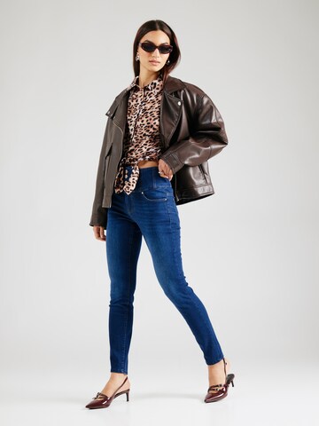 GUESS Slimfit Džíny – modrá