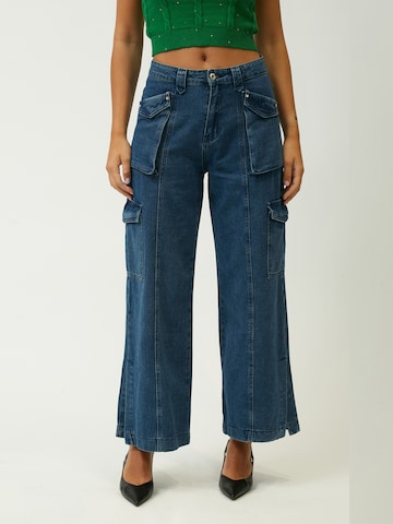Influencer Wide Leg Cargofarkut värissä sininen: etupuoli