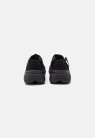 UGG Спортни обувки Slip On 'Tasman Outpost' в черно