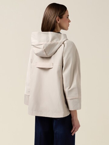Cappotto invernale di oltre in beige