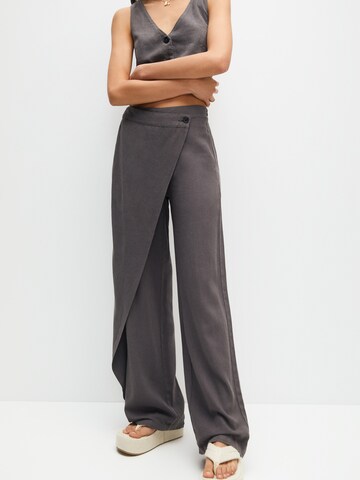 Pull&Bear Loose fit Trousers in Grey