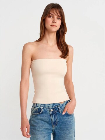 Top di Dilvin in beige: frontale