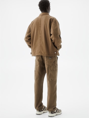 Pull&Bear Lużny krój Spodnie w kolorze brązowy