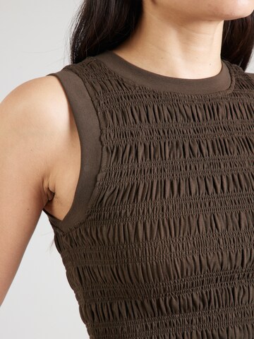 Top 'CLAIRE' di GUESS in marrone